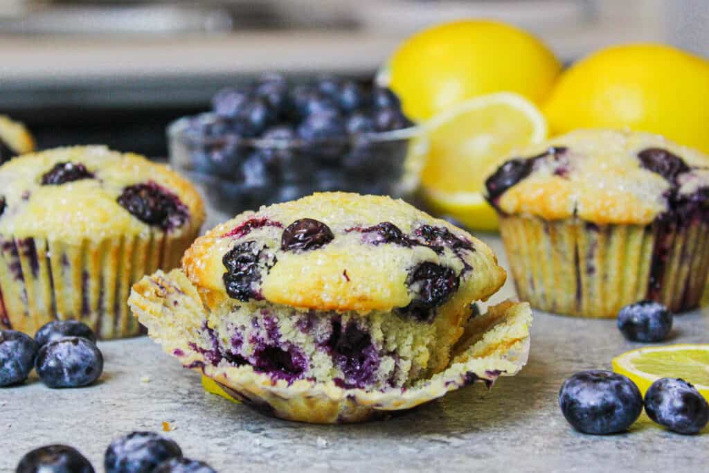 蓝莓松饼的形象被其他松饼和新鲜的蓝莓