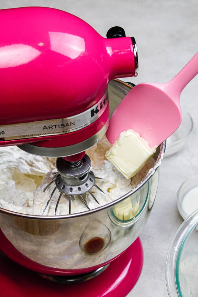 添加黄油的形象逐渐进入瑞士酥皮奶油乳酪