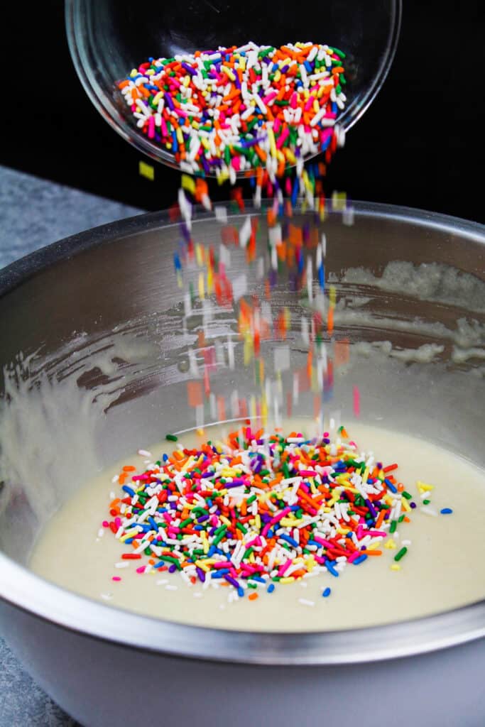 素食主义者洒的图像被倒入素食主义者香草蛋糕又称古怪的蛋糕