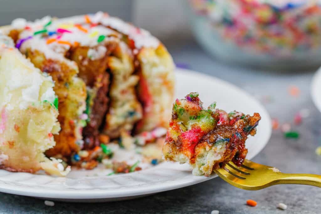 图像的一口洒叉肉桂卷,准备吃