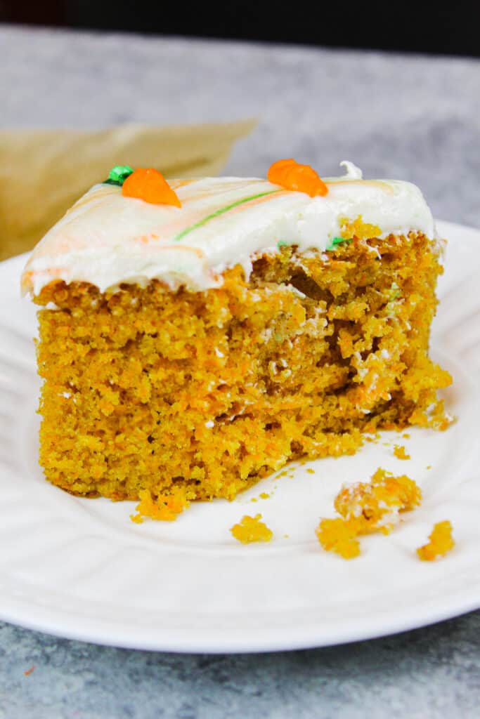 潮湿的胡萝卜蛋糕的蛋糕在盘子里。