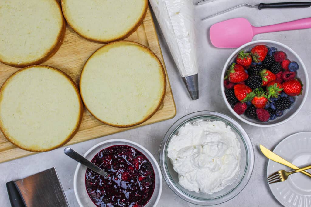 松软的白色蛋糕层，混合的浆果蛋糕馅，奶油芝士马斯卡彭糖霜，准备用来制作浆果香蒂伊蛋糕