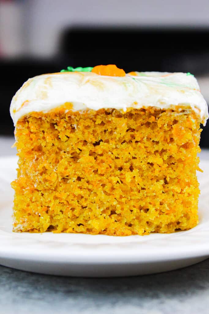 胡萝卜蛋糕的蛋糕在盘子里