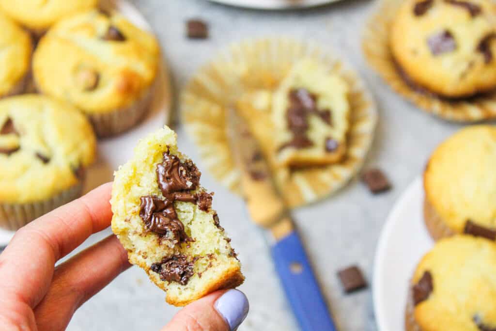 巧克力片松饼片的图象与熔化的巧克力在被吃之前举行了