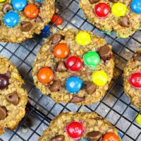 无麸质怪物饼干在电线架上冷却的图像