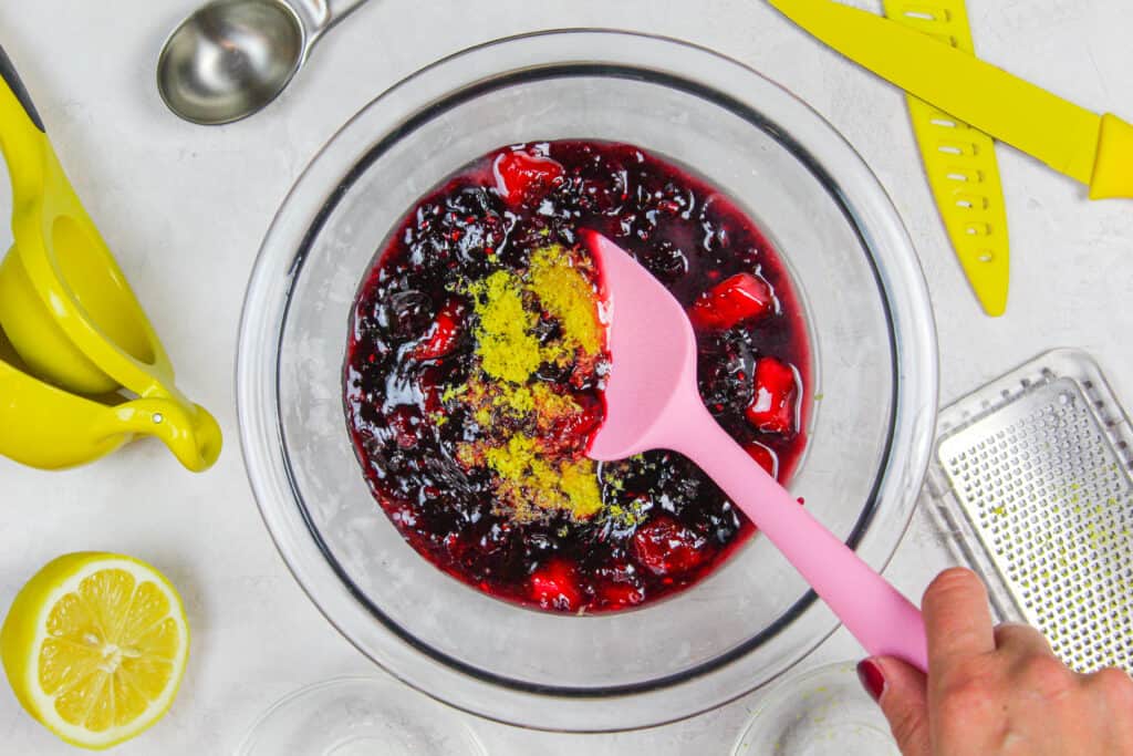 混杂的莓果蛋糕填装的图象为莓果陈列蛋糕做了