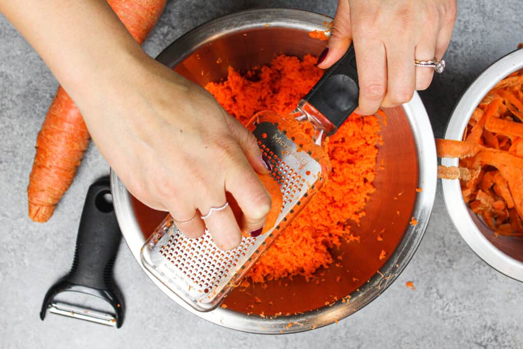 的形象被磨碎的胡萝卜胡萝卜蛋糕食谱上磨泥刨丝器