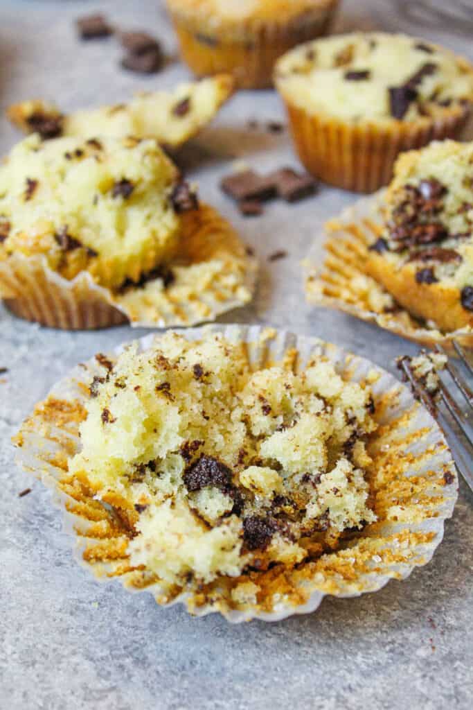 在测试食谱时，测试一批巧克力薄片松饼的碎屑