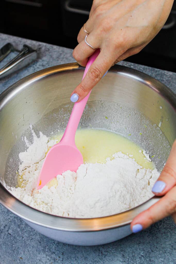 将干的配料混合到湿的配料中，按照松饼法制作巧克力薄片松饼