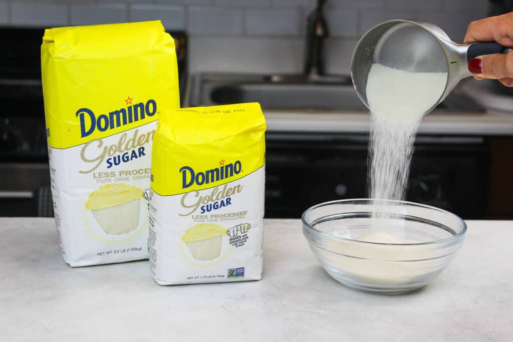 倾吐的金黄糖的图象入碗