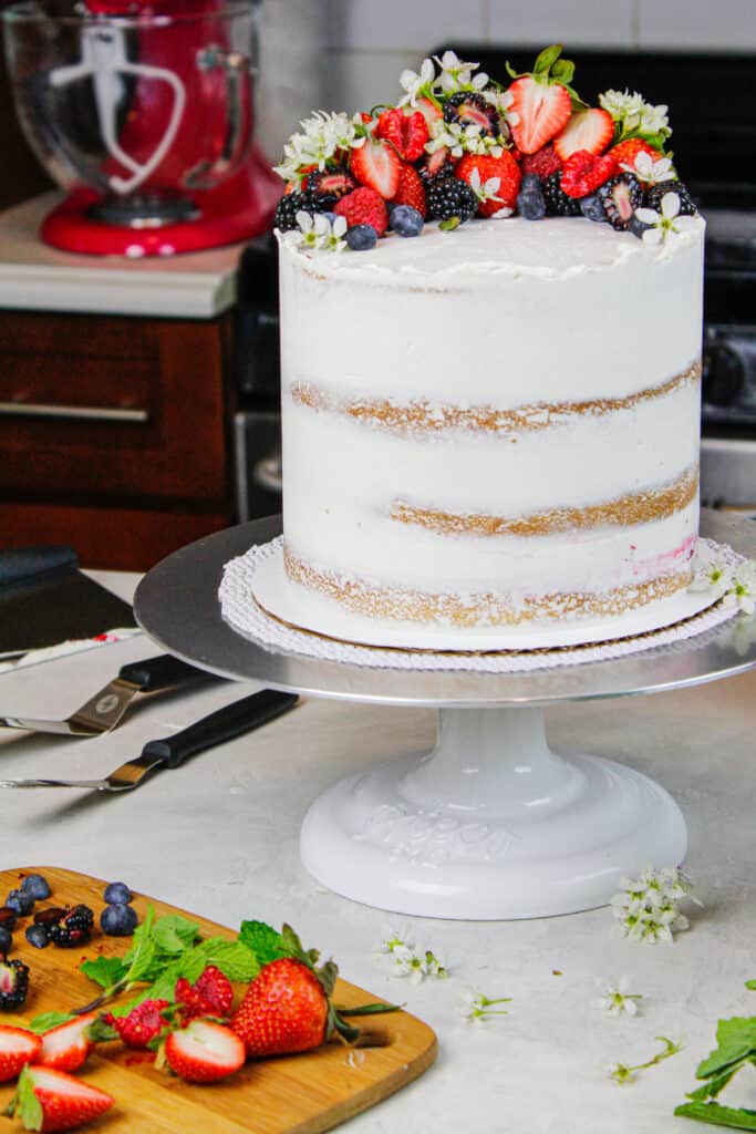 混合浆果蛋糕装饰马斯卡彭奶油芝士糖霜照片