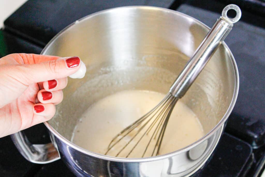 图像的测试蛋白基用手指之前确保糖完全溶解成为瑞士酥皮奶油乳酪