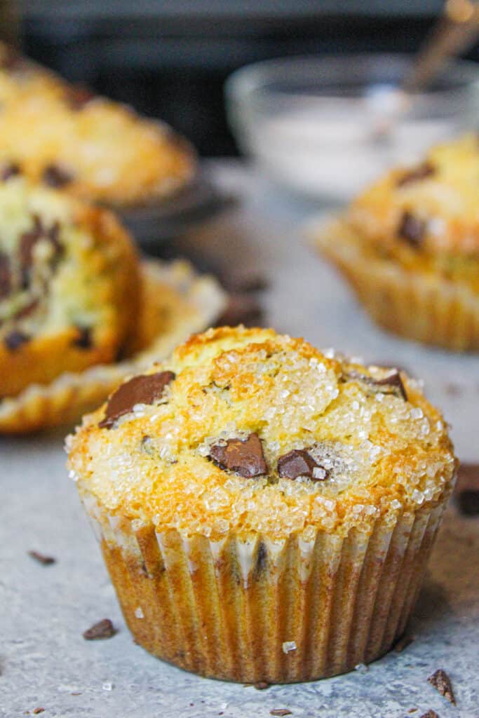 烘焙风格的巧克力片松饼