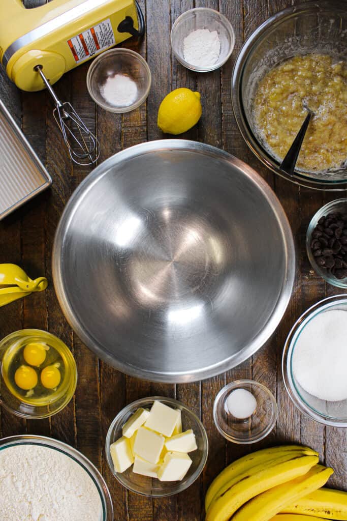 图像of ingredients laid out to make banana bread, including ripe bananas