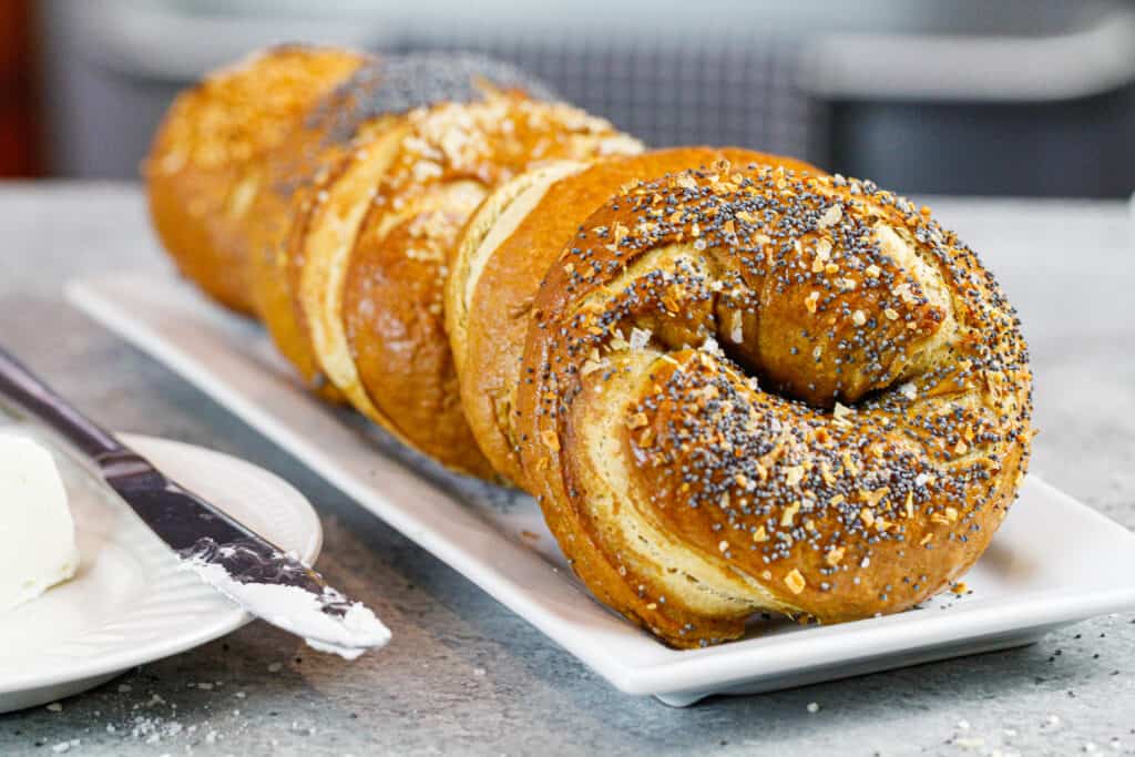 自制的百吉饼的形象仍然温暖的烤箱,准备吃