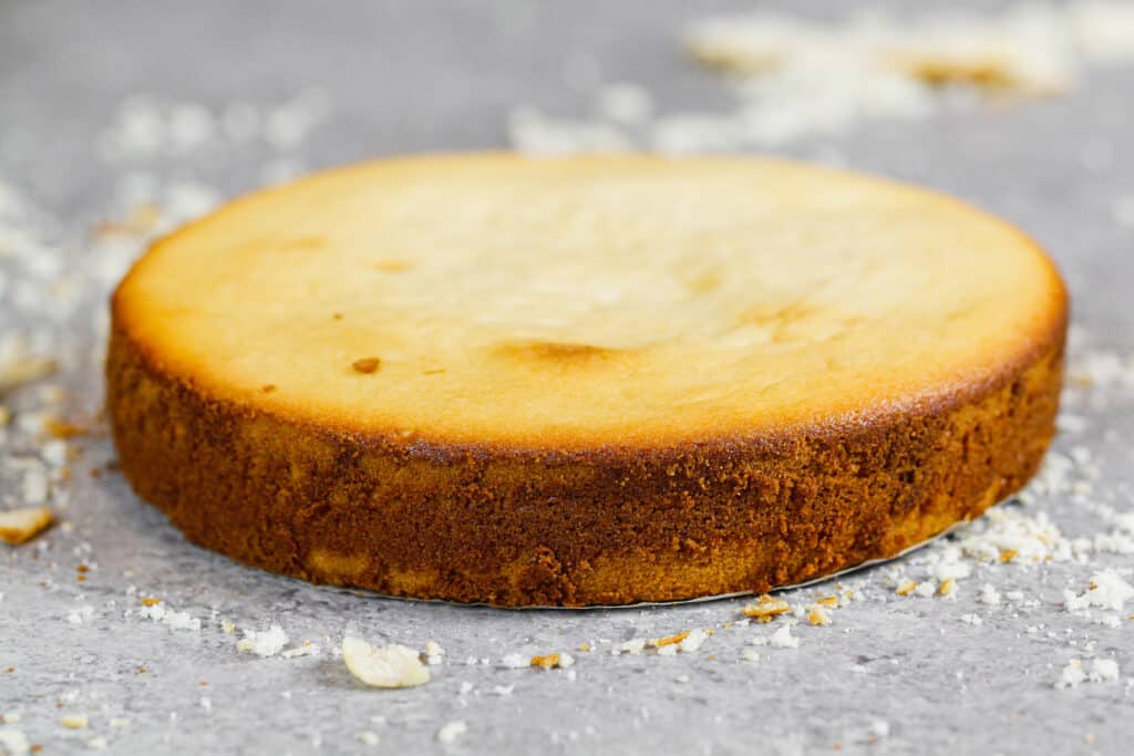 照片中的蛋糕层是在烤箱中烘烤的，烤箱过热，放置太靠近烤箱的边缘，使蛋糕层的边缘过度棕色。