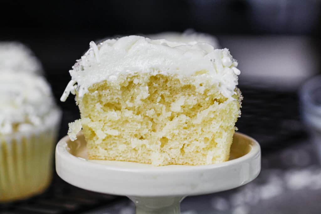 切成杏仁纸杯蛋糕的图像，显​​示出蓬松而湿润的质地