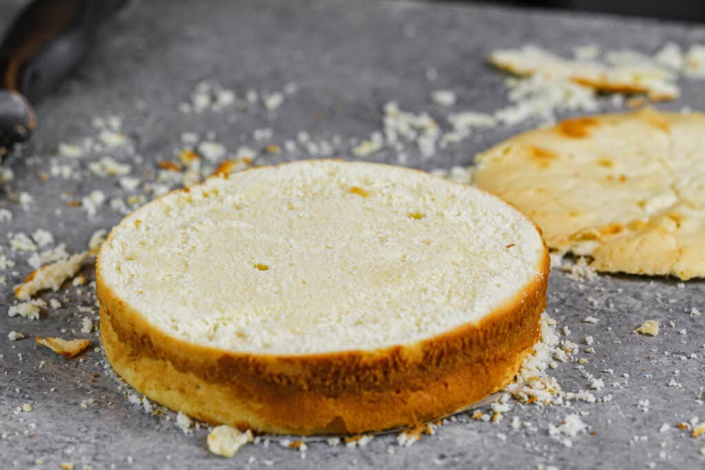 图片中的蛋糕层又密又硬，混合过度，面粉太多