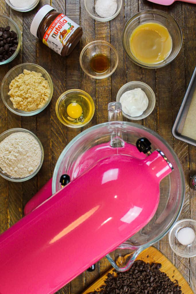 图像成分的布局使咸布朗黄油能多益塞巧克力饼干