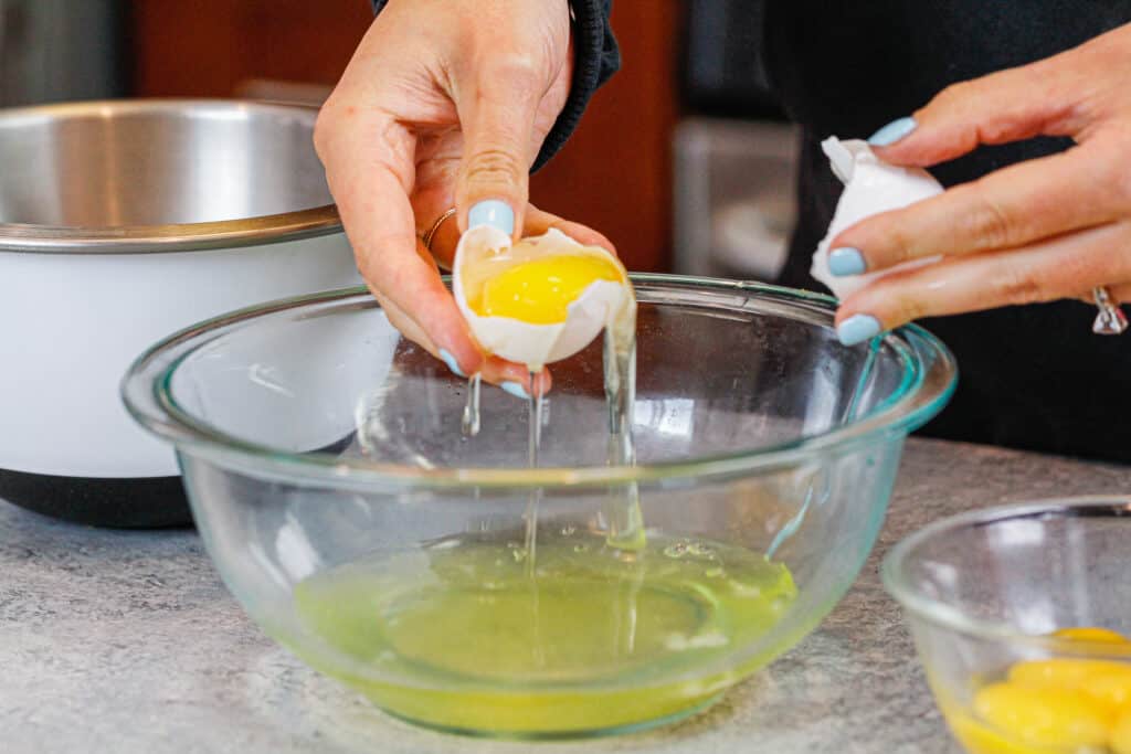 鸡蛋被分离成分层的天使蛋糕