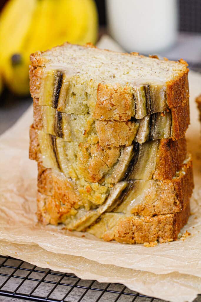 香蕉面包大面包切片和堆积，以显示它有多漂亮和美味