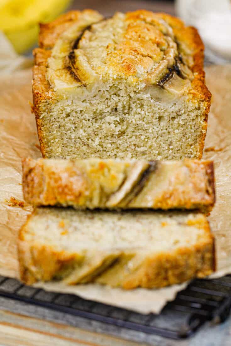 图像of moist classic banana bread, sliced and ready to be eaten