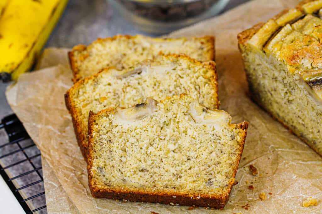 香蕉面包切片的形象，堆积显示他们是多么柔软和潮湿