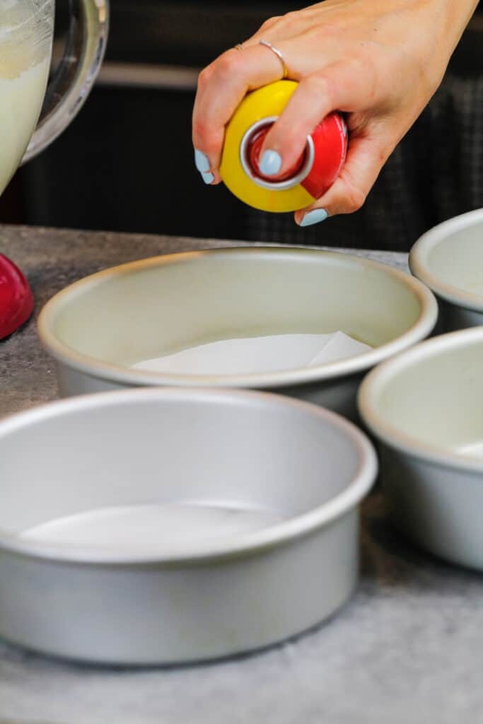 蛋糕烤盘已经准备好了，烤盘上有圆形的羊皮纸和不粘的喷雾，以防止蛋糕粘在烤盘上。