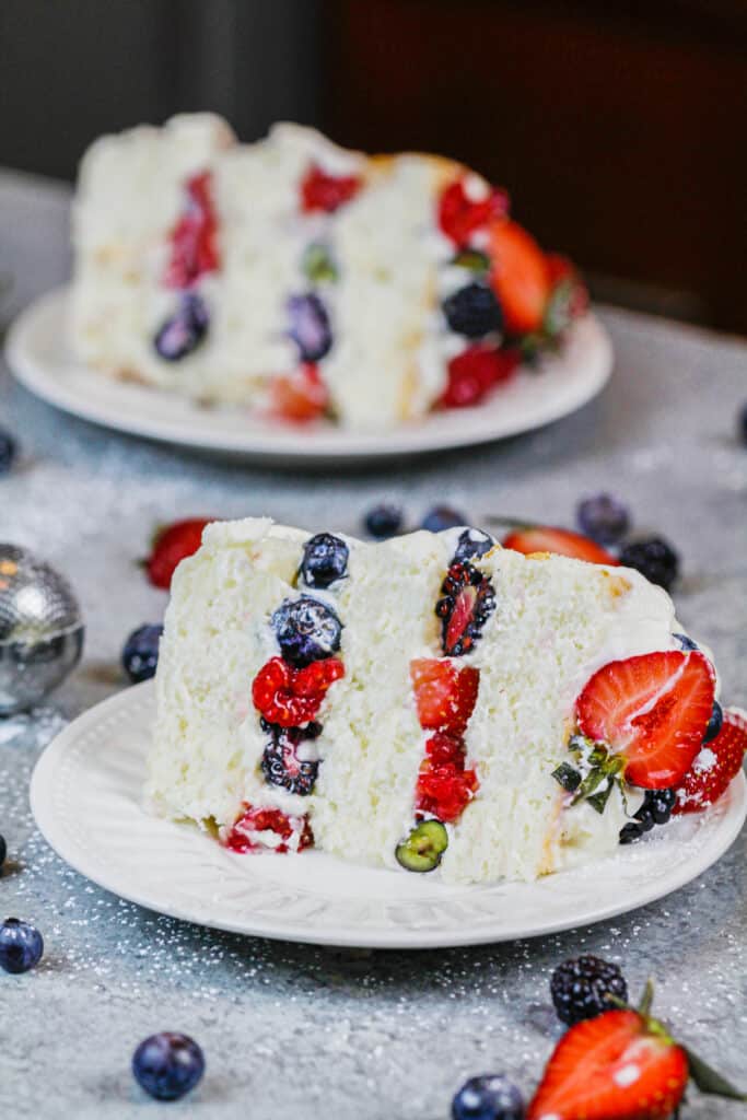 这是一个分层的天使蛋糕，里面有新鲜的浆果和奶油糖霜