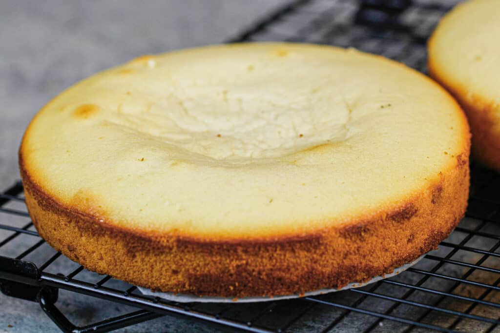 被烘烤的蛋糕层的图像，所以层的中心沉没