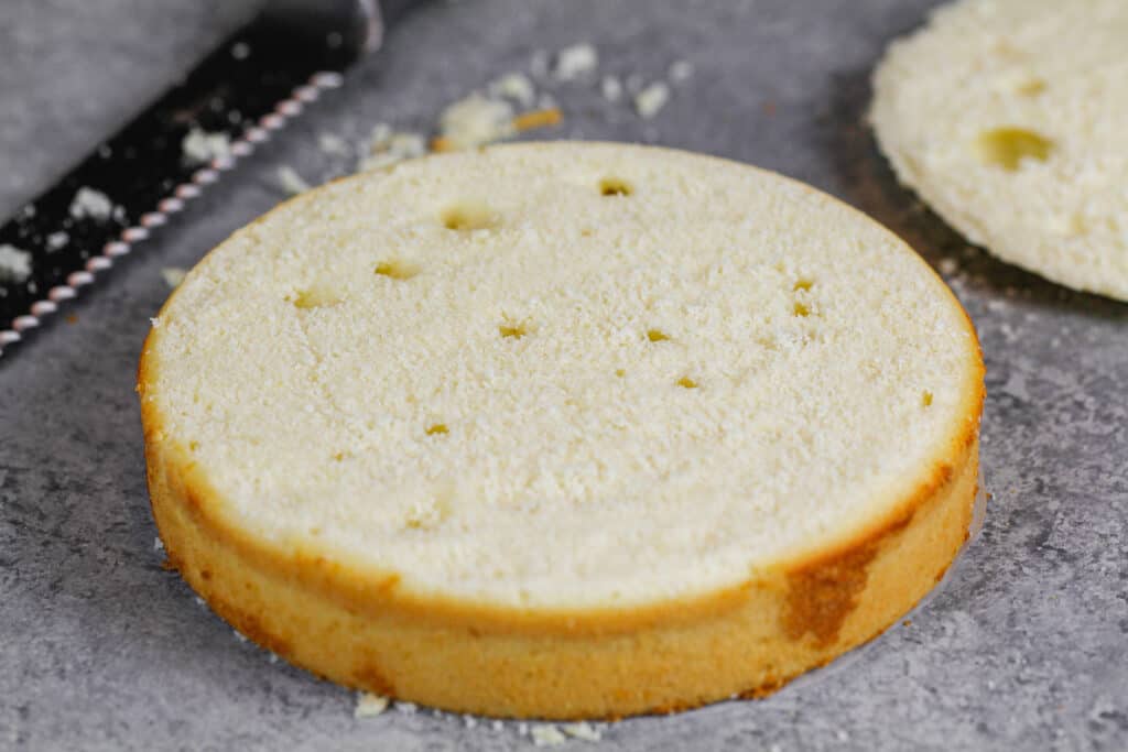 蛋糕层混合过度的照片!这会形成强筋，使发酵剂困在面糊中，从而产生气泡或通道。