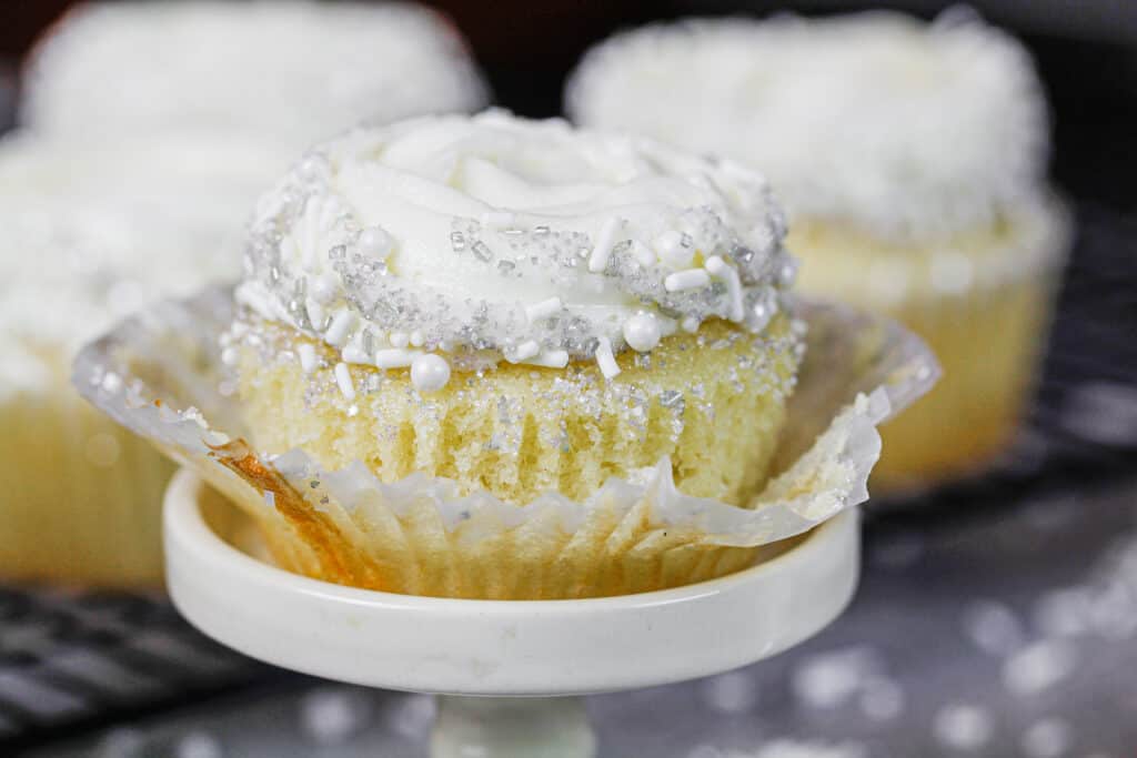 俏丽的杏仁杯形蛋糕的图象打开并且准备被吃掉