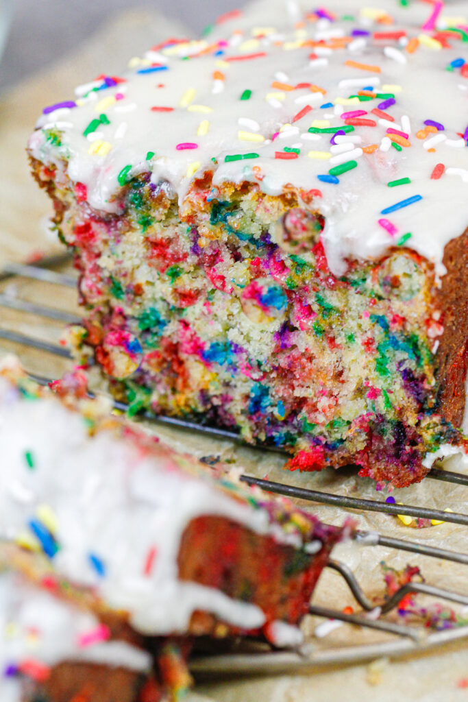 Flufetti香蕉面包的图象切的并且准备被吃