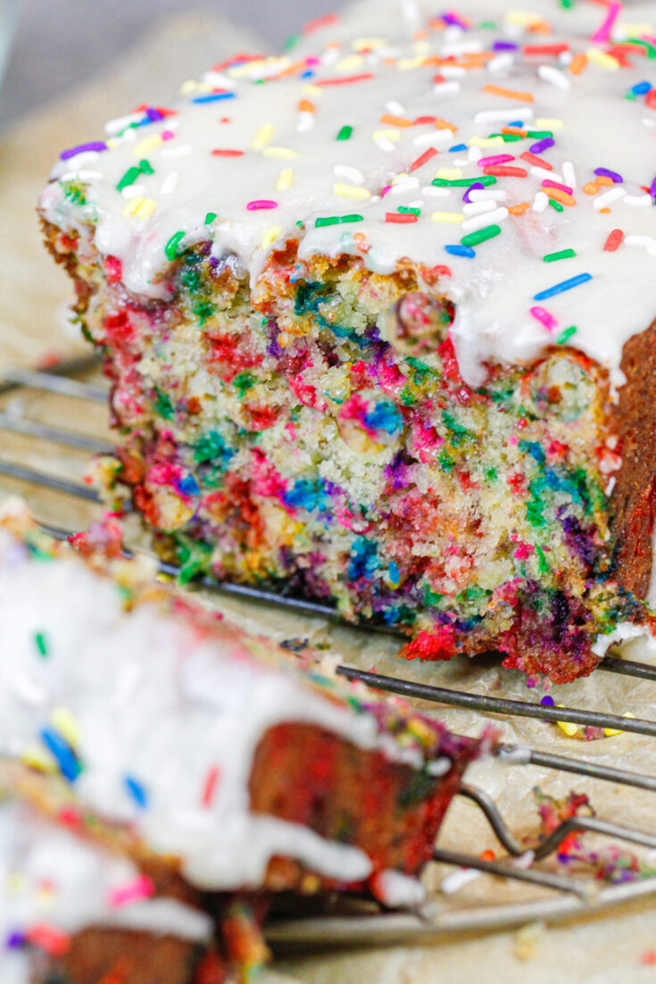 Flufetti香蕉面包的图象切的并且准备被吃