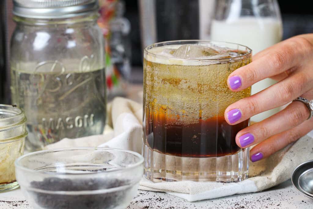 抓住新鲜制作的浓咖啡苏打水的形象作为下午的接我