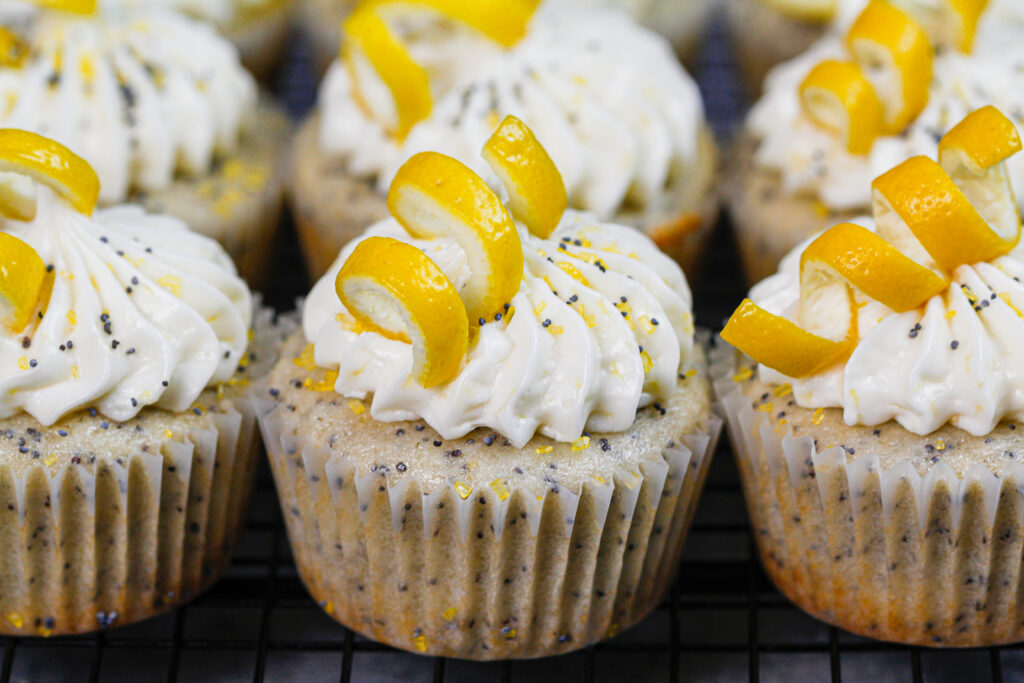 柠檬罂粟种子的图像蛋糕装饰着柠檬螺旋