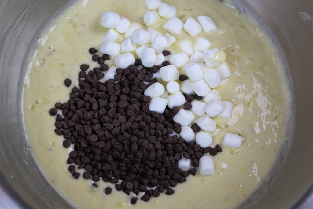 蛋白软糖和巧克力片的图象在香蕉面包面团