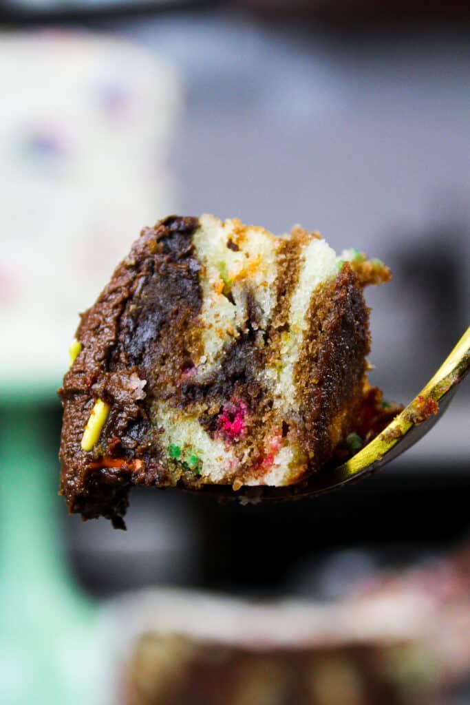 在叉子上咬一口大理石蛋糕的画面