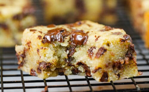 一个已经被咬成巧克力片香蕉杆的形象来展示如何水润fudgy是