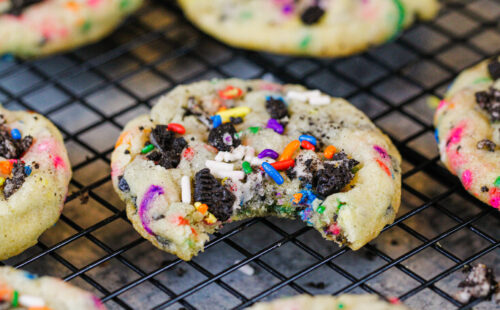 一个已经被咬到的funfetti奥利奥饼干形象展示如何柔软，耐嚼的是