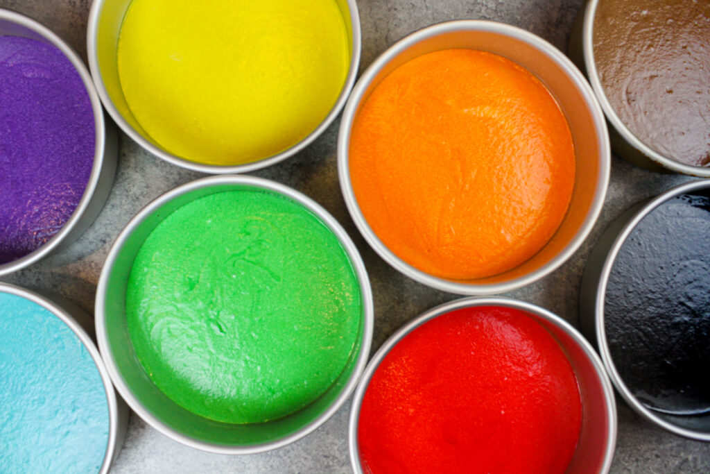 准备烘烤的彩虹蛋糕层的图像