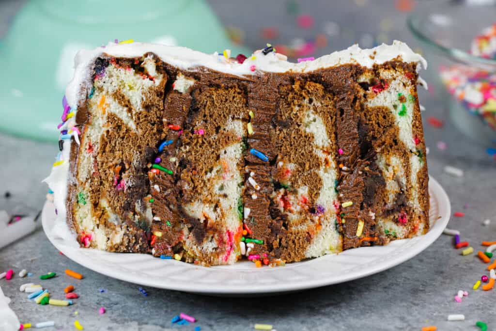 一片切片的图象6英寸大理石蛋糕食谱