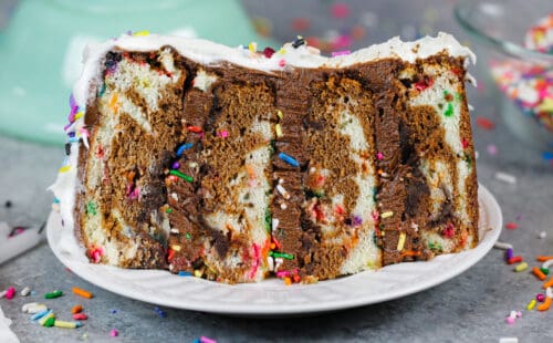 一张6英寸大理石蛋糕食谱的切片图像