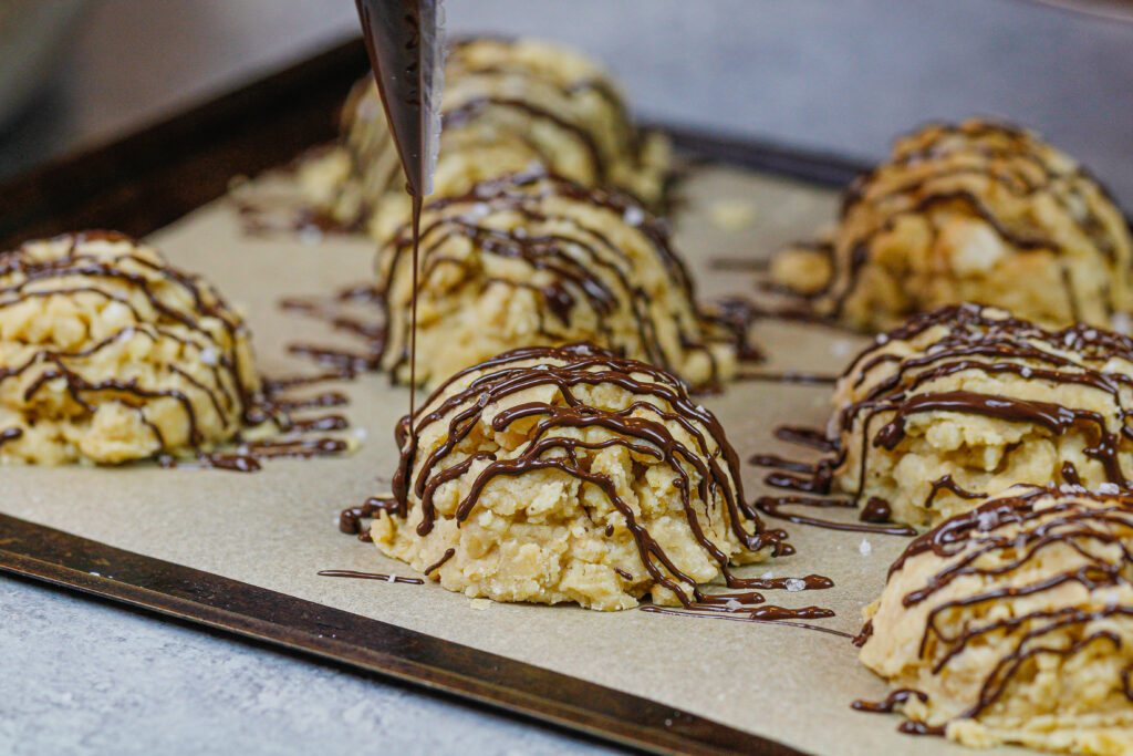 无谷蛋白的饼干被淋上黑巧克力