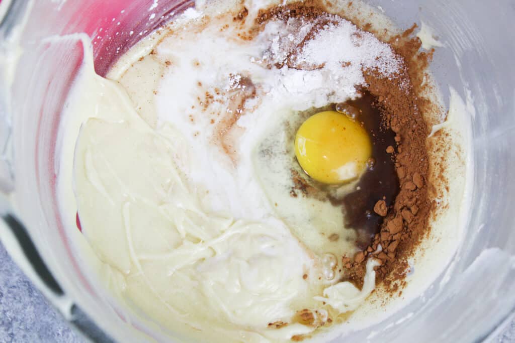 被变成巧克力面团的香草蛋糕面团的图象