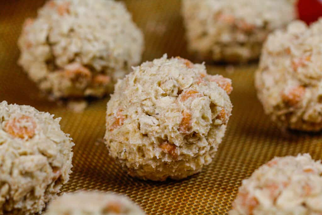 奶油糖果饼干面团球的图像，已卷好，准备在烘烤前冷却