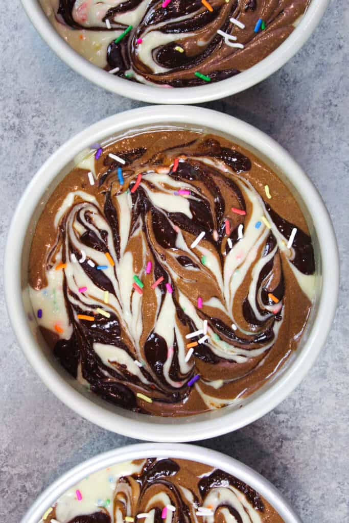 6英寸大理石蛋糕层数的图象准备被烘烤