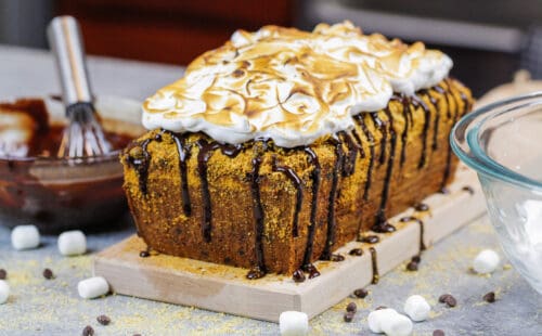 的smores香蕉面包的图像装饰的巧克力毛毛雨和烤棉花糖馅料