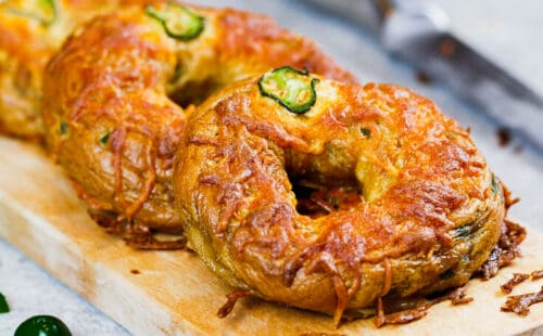 尖辣椒切达百吉饼的图像烘焙，准备要被切断