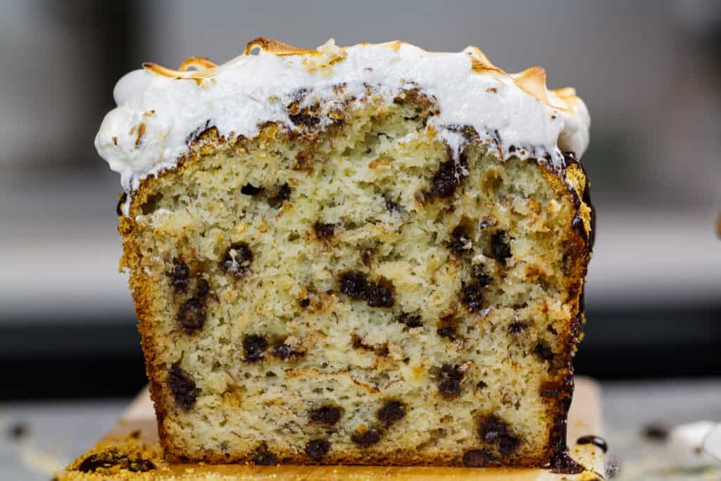 Smores Banana面包大面包切开的形象露天，展示巧克力片和烤棉花糖顶部